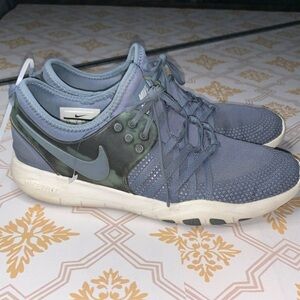 Nike Men's Gray and White Athletic Shoes